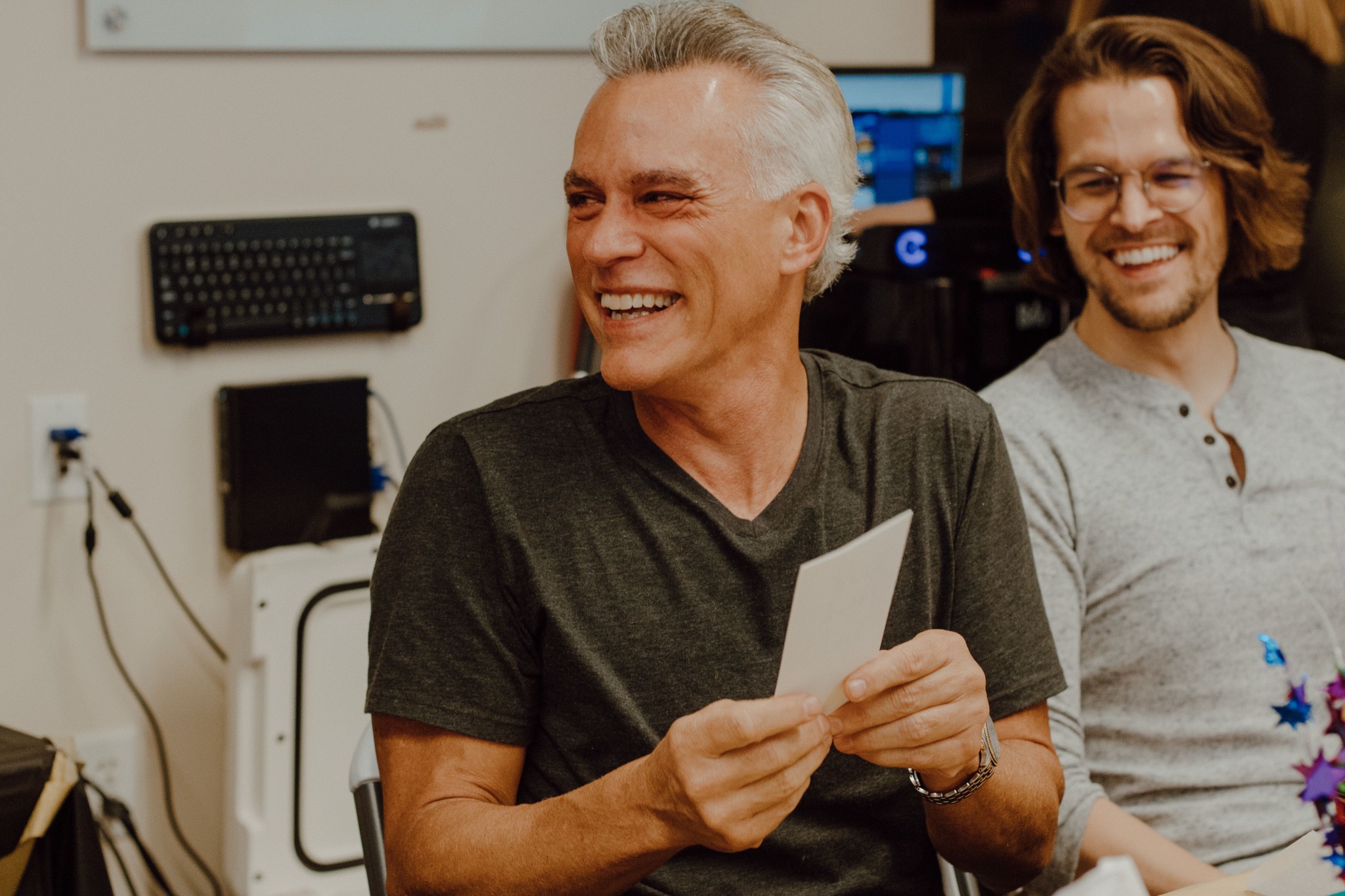 Dois homens sorrindo